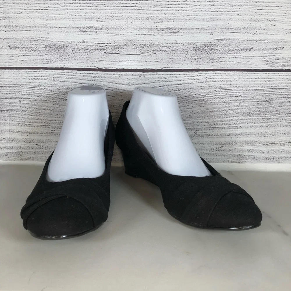 Kelly & Katie Classic Black Wedges Sz 10